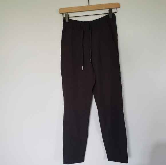 Lululemon Black On The Fly 7/8 Pants Woven Sz 2 - Picture 1 of 5